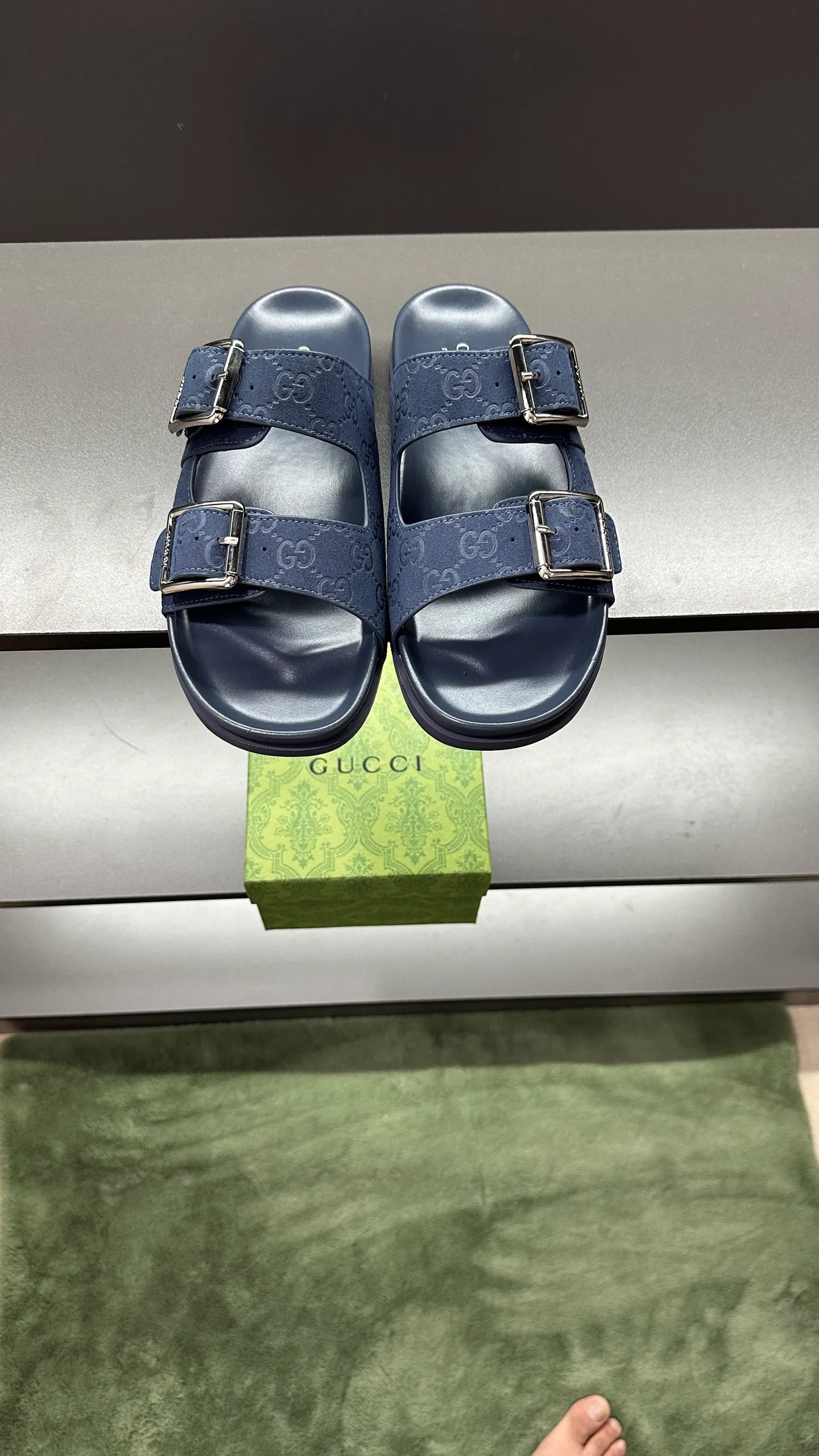 [G Home New Style] P: 320💰Men's size 39~45, (46. Customized) This slipper is made of GG polyester fiber and is decorated with a Gucci label on the front, which adds a striking logo feel to the style. "Gucci Made in Italy" stamped label Rubber sole Flat Made in Italy